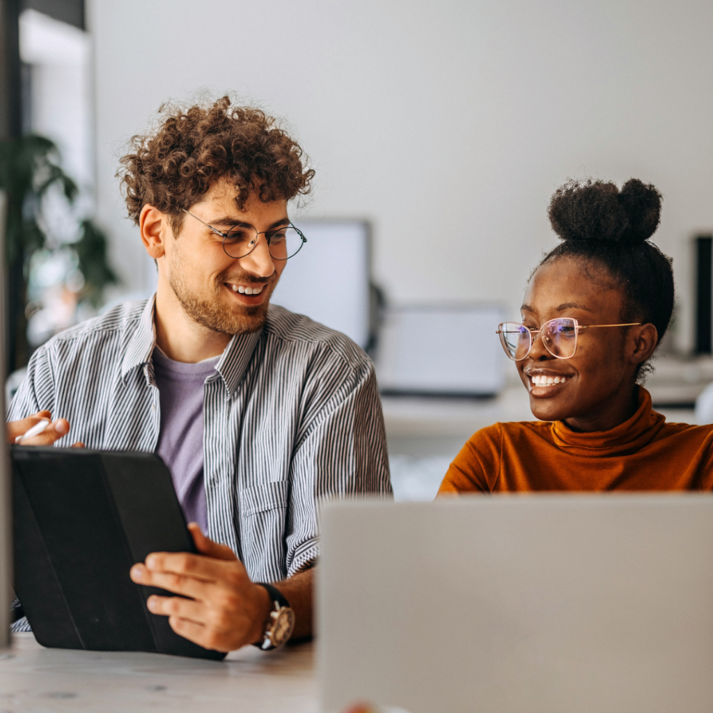 2 apprentices with laptop